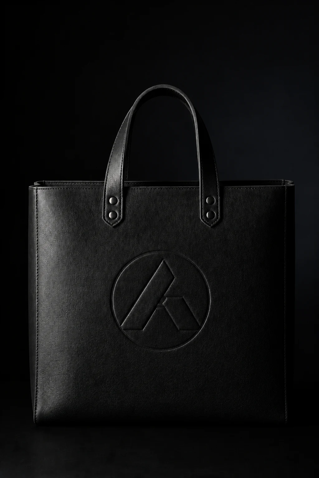 Lintel, Wide flat tote with a squared mouth and short drop handles